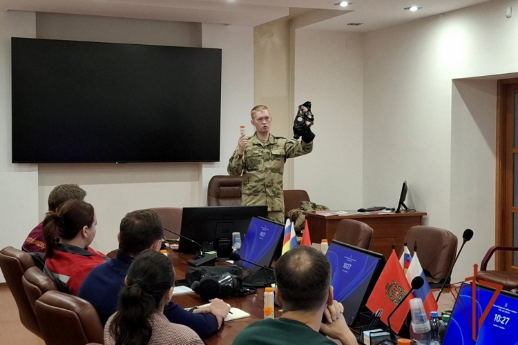 Росгвардеец провел занятие по гражданской обороне для специалистов Роспотребнадзора в Красноярском крае