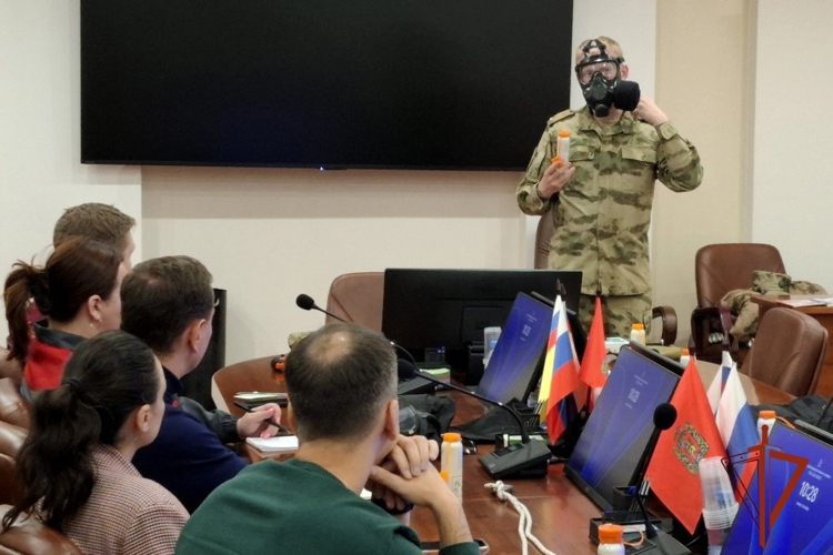 Росгвардеец провел занятие по гражданской обороне для специалистов Роспотребнадзора в Красноярском крае