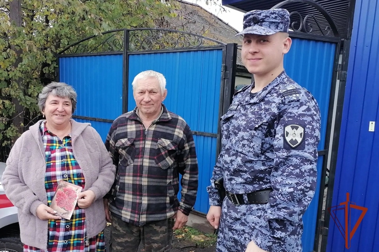 В Ужуре росгвардейцы поздравили с Днём пожилого человека родителей сотрудников, погибших при исполнении служебного долга
