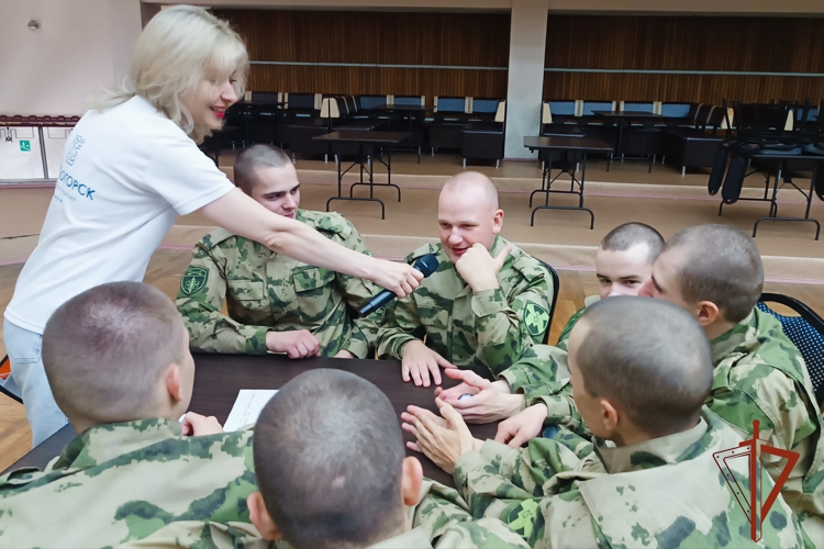 Военнослужащие по призыву Красноярского соединения Росгвардии приняли участие в «Музыкальном лото» в Зеленогорске