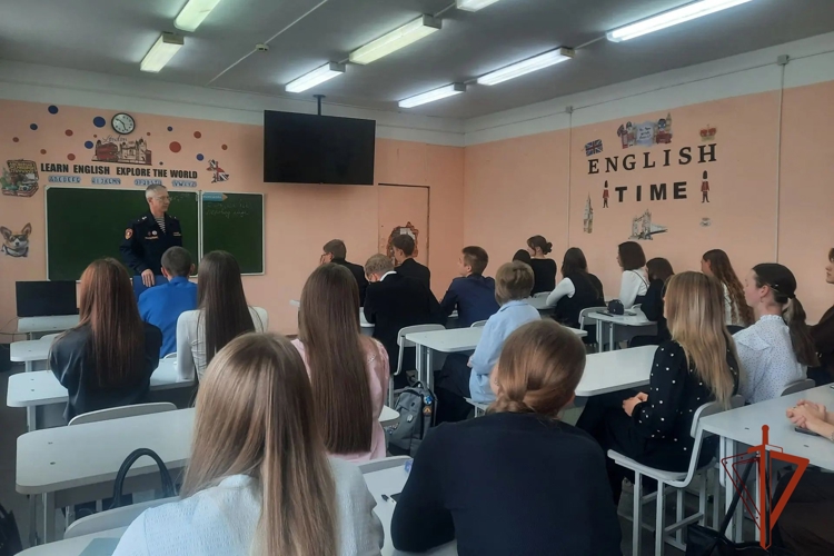 В Курагино росгвардейцы провели агитационные уроки для абитуриентов
