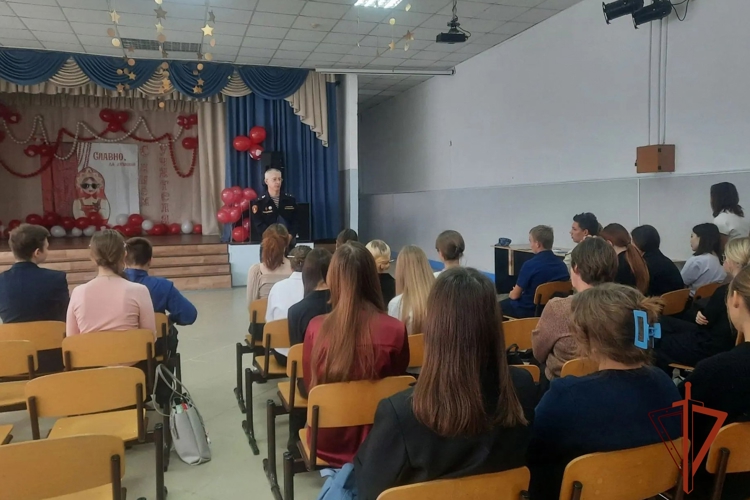 В Курагино росгвардейцы провели агитационные уроки для абитуриентов