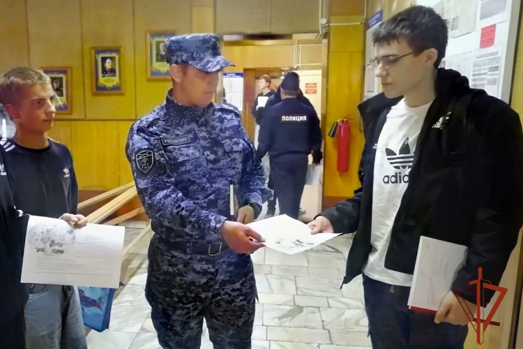 В Ужуре сотрудники вневедомственной охраны Росгвардии приглашают на службу