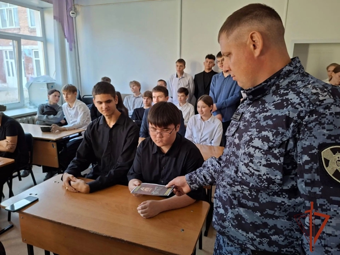 В Ужуре росгвардейцы рассказали школьникам о своей службе