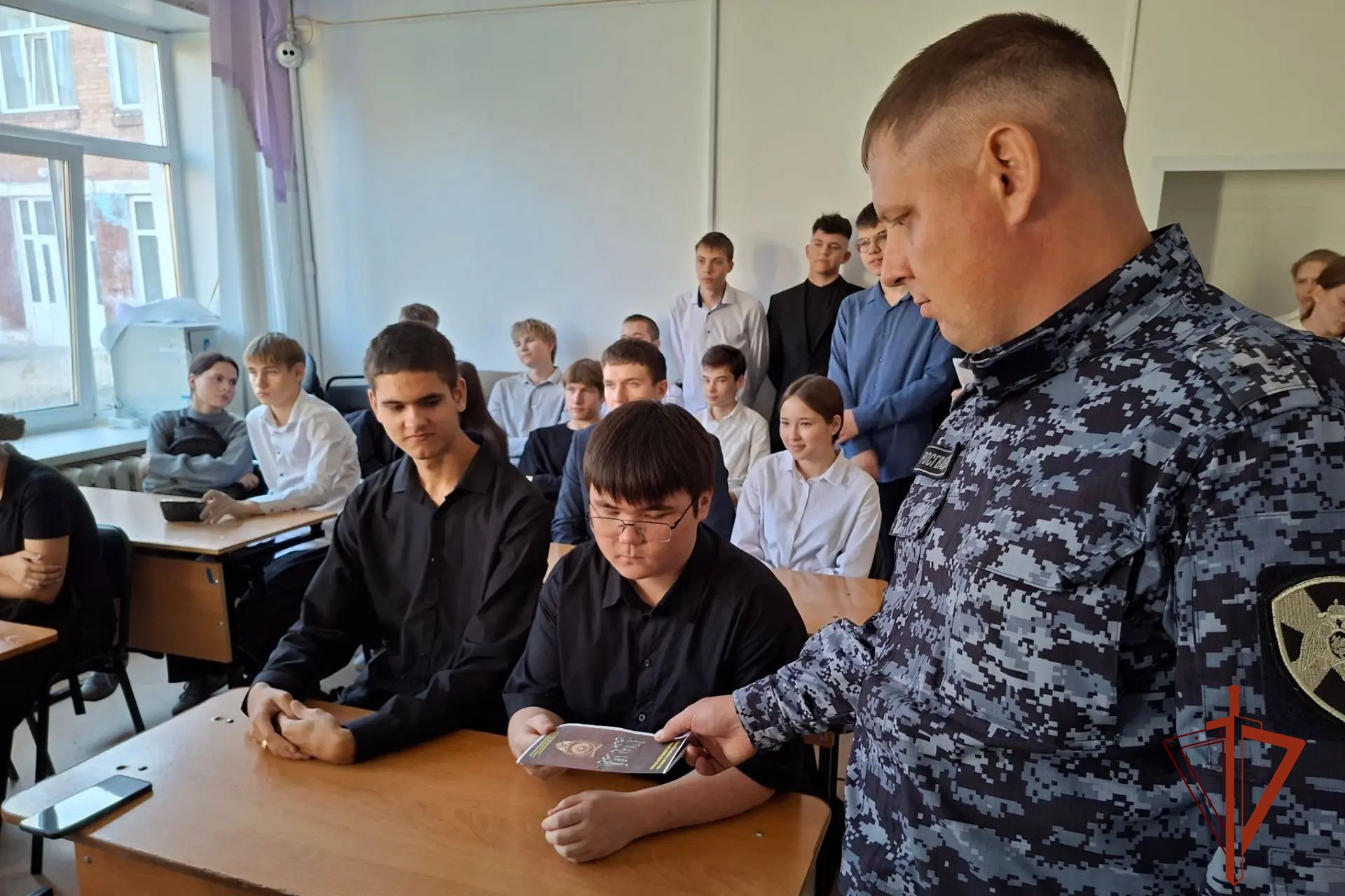 В Ужуре росгвардейцы рассказали школьникам о своей службе