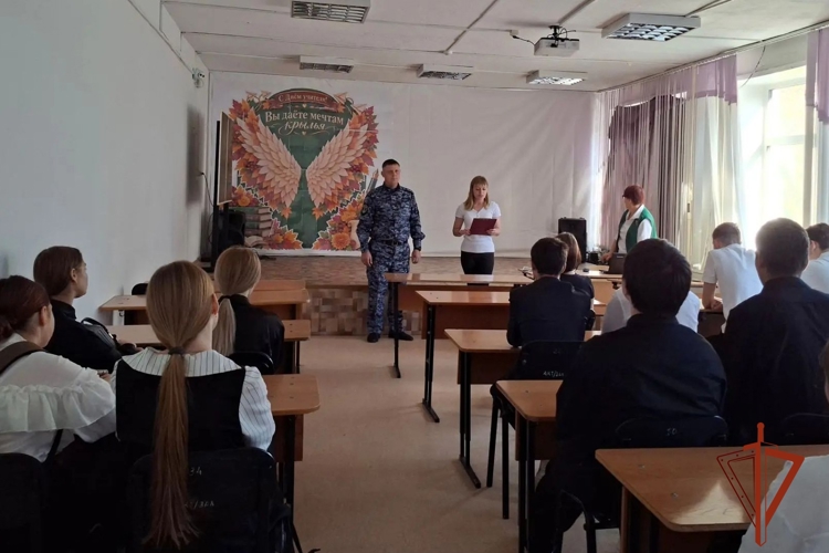 В Ужуре росгвардейцы рассказали школьникам о своей службе