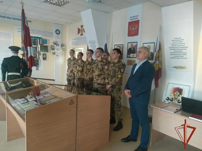 Председатель Совета ветеранов воинской части Красноярского соединения Росгвардии встретился с курсантами Новосибирского военного института