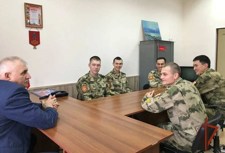Председатель Совета ветеранов воинской части Красноярского соединения Росгвардии встретился с курсантами Новосибирского военного института