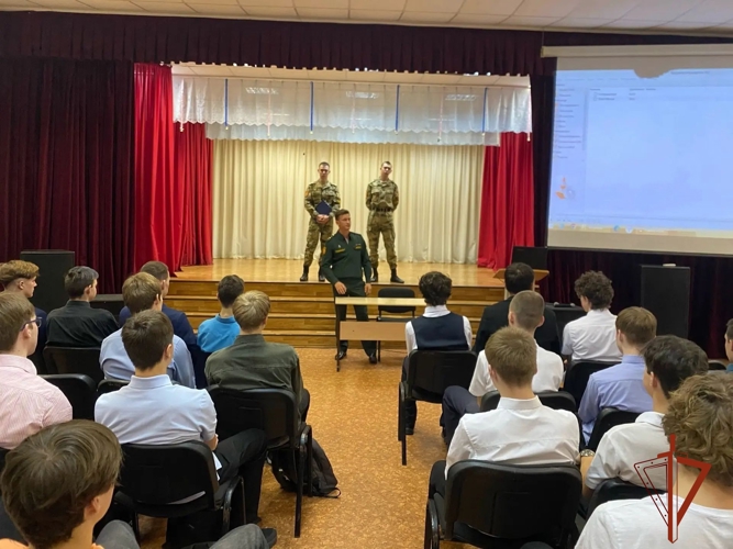 Курсанты Новосибирского ведомственного  института провели агитационную встречу с кадетами  и школьниками города Железногорска