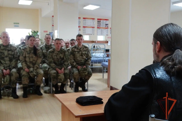 В Железногорске прошла встреча священнослужителя с военнослужащими Росгвардии