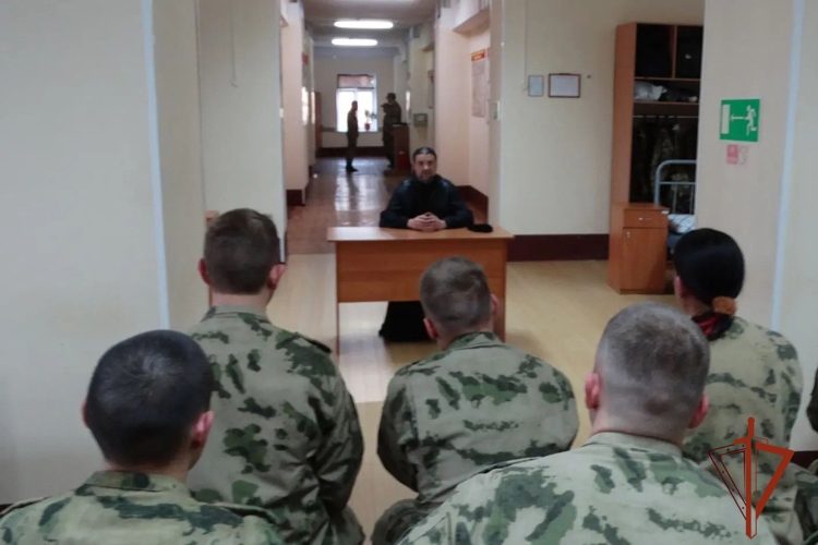 В Железногорске прошла встреча священнослужителя с военнослужащими Росгвардии