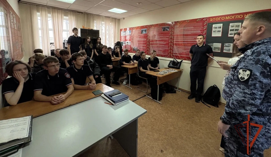 В отделе вневедомственной охраны Росгвардии состоялся День открытых дверей для юных ужурских полицейских