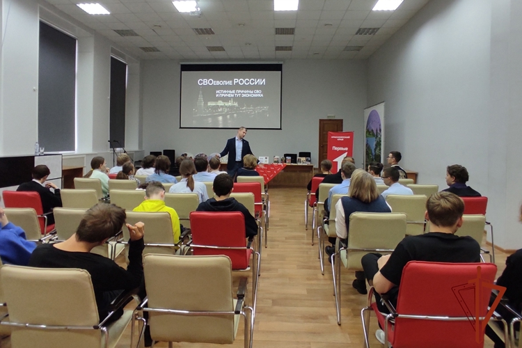 В Железногорске офицер Росгвардии провел лекцию для студентов и школьников   