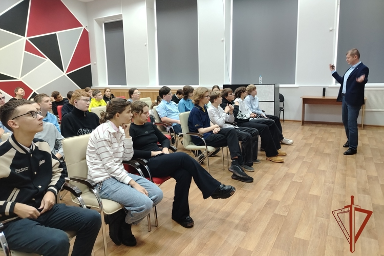 В Железногорске офицер Росгвардии провел лекцию для студентов и школьников   