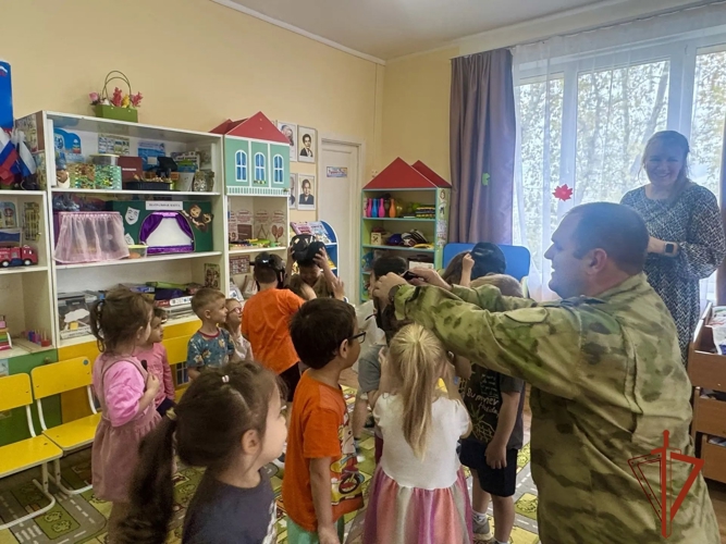 Военные росгвардейцы рассказали дошколятам о своей службе