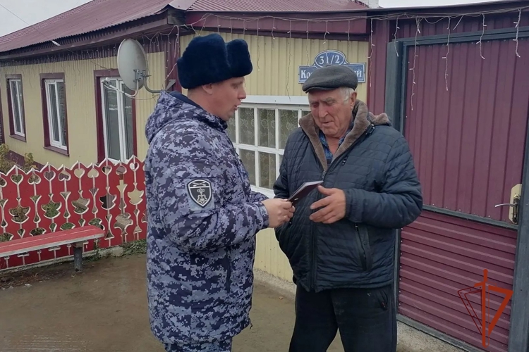В Ужуре росгвардейцы поздравили ветеранов вневедомственной охраны с наступающим профессиональным праздником