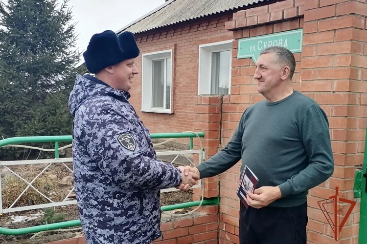 В Ужуре росгвардейцы поздравили ветеранов вневедомственной охраны с наступающим профессиональным праздником
