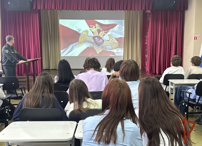 Росгвардейцы познакомили старшеклассников интерната со своей профессией
