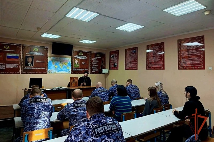 В Железногорске прошла духовно-просветительская встреча росгвардейцев с настоятелем собора Архангела Михаила