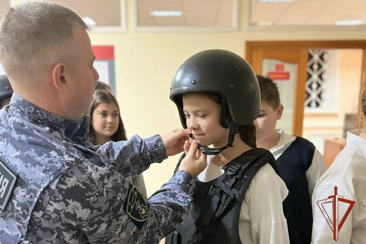Школьники Лесосибирска побывали в гостях у сотрудников Росгвардии